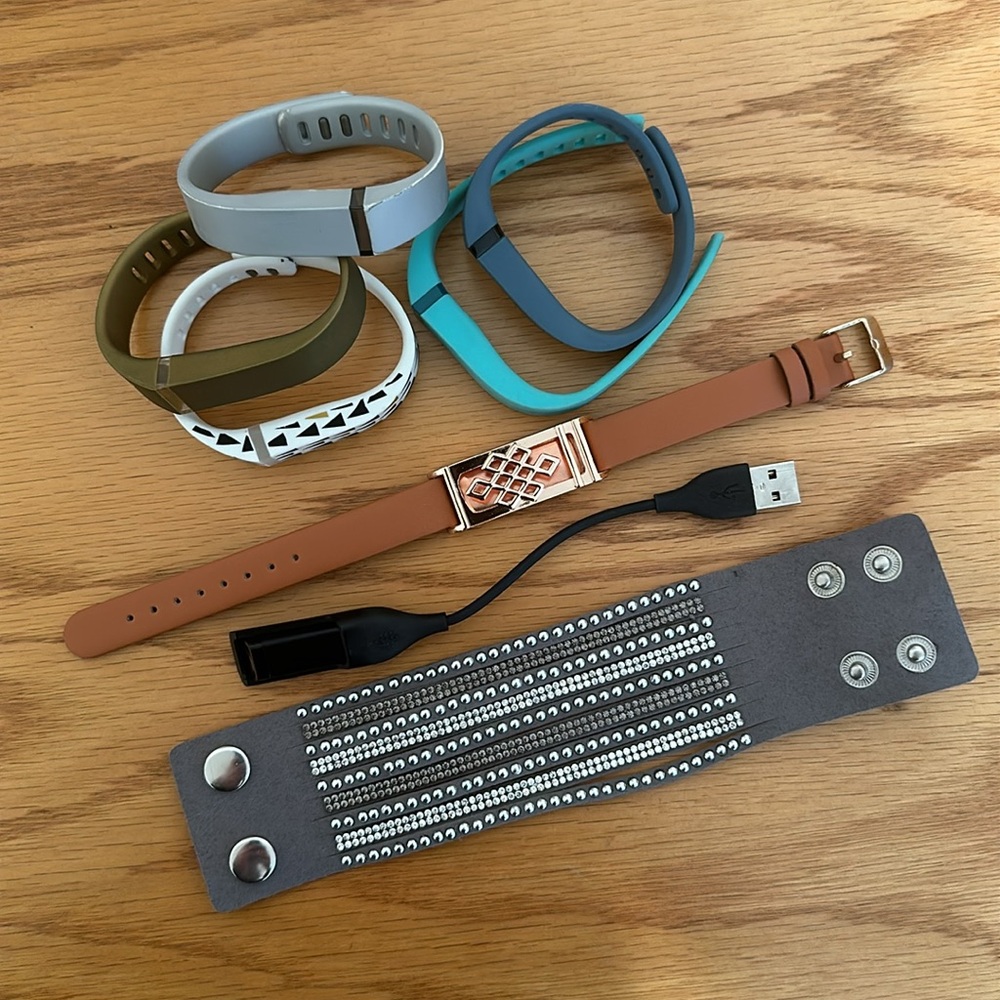Fitbit Flex with 7 bracelets and charger